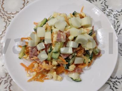 Šoninės, korėjietiškų morkų ir mocarelos salotos pagrindine nuotrauka