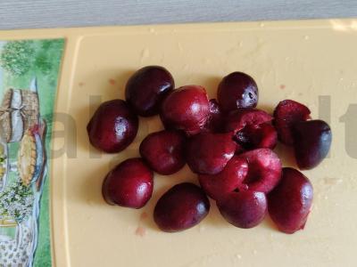 Grūdų kokteilis su vyšniomis, bananais, melionais ir obuoliais Žingsnis 3