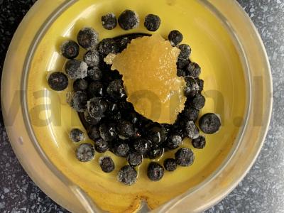 Ramunėlių arbata su uogomis, medumi ir marakuja sirupu Žingsnis 1