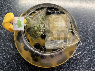 Ramunėlių arbata su uogomis, medumi ir marakuja sirupu Žingsnis 3