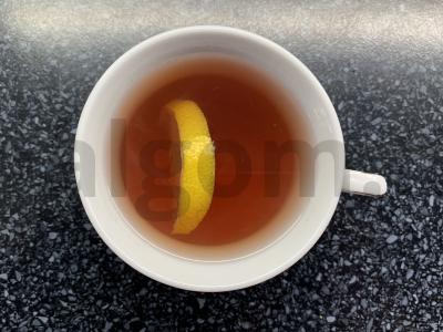 Ramunėlių arbata su uogomis, medumi ir marakuja sirupu pagrindine nuotrauka