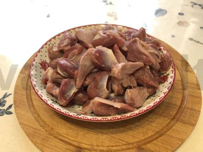 Guliašas su vištienos skrandžiais Žingsnis 1