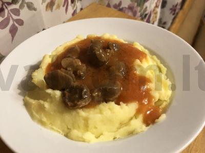 Guliašas su vištienos skrandžiais pagrindine nuotrauka