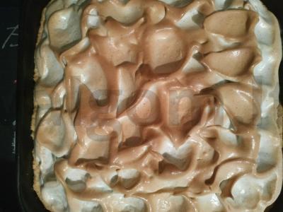 Varškės pyragas ant sausainių tešlos su merenga pagrindine nuotrauka