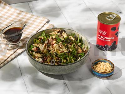 Salotos su tunu, alyvuogėmis ir rukola pagrindine nuotrauka