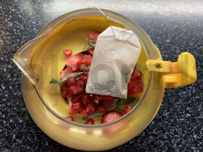 Žalioji arbata su granatu ir braškėmis Žingsnis 4