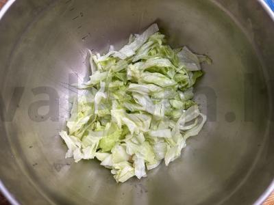 Salotas su feta, vyšniniais pomidorais ir avokadu Žingsnis 1