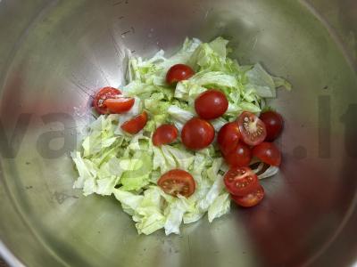 Salotas su feta, vyšniniais pomidorais ir avokadu Žingsnis 2