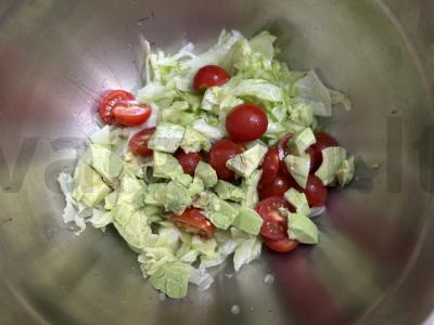 Salotas su feta, vyšniniais pomidorais ir avokadu Žingsnis 3