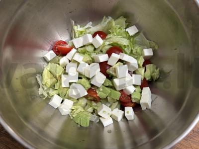 Salotas su feta, vyšniniais pomidorais ir avokadu Žingsnis 4