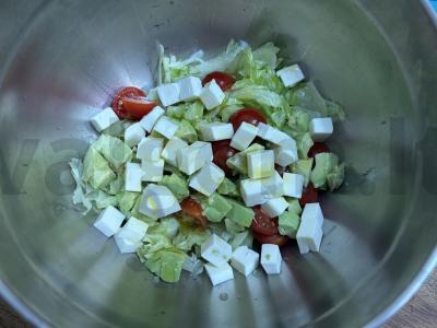 Salotas su feta, vyšniniais pomidorais ir avokadu Žingsnis 5