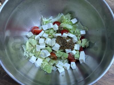 Salotas su feta, vyšniniais pomidorais ir avokadu Žingsnis 6