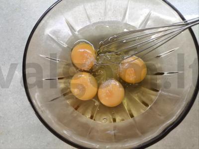 Sūrio omletas su varške Žingsnis 1