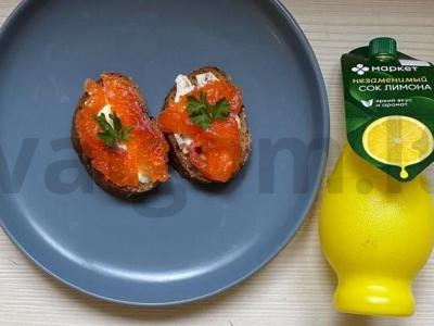 Sūdyta upėtakis su citrinos sultimis pagrindine nuotrauka