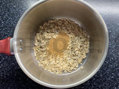 Avižinė košė su migdolų pienu ir avietėmis Žingsnis 1