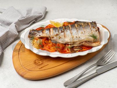 Visas lašišas kepimas orkaitėje pagrindine nuotrauka