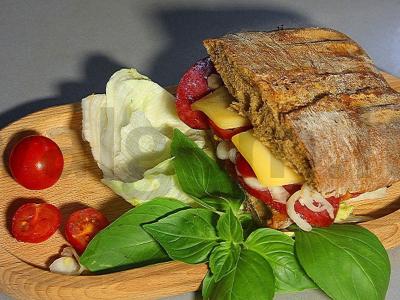 Paniņas su rugine ciabatta ir Prahos rūkytos dešros pagrindine nuotrauka