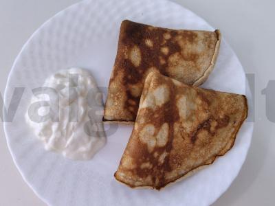 Ruginiai blynai su alumi ir rūgpieniu pagrindine nuotrauka