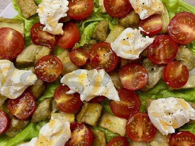 Salotas su baklažanu ir varškės sūriu pagrindine nuotrauka