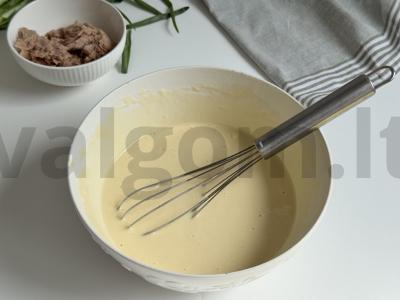 Tuno, kiaušinio ir svogūno pyragas Žingsnis 2