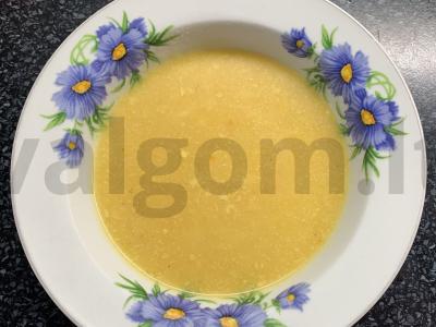 Daržovių, grietinėlės ir sūrio tyrės sriuba pagrindine nuotrauka