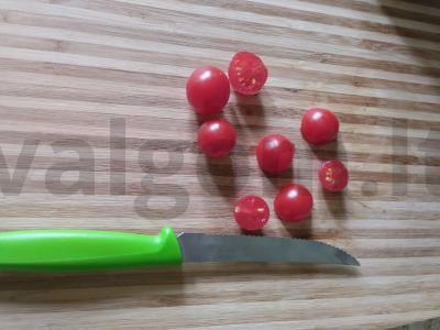 Paprastas salotas iš vyšnininių pomidorų, avokado, rukolos ir paprikos Žingsnis 1