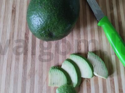 Paprastas salotas iš vyšnininių pomidorų, avokado, rukolos ir paprikos Žingsnis 2