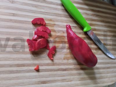 Paprastas salotas iš vyšnininių pomidorų, avokado, rukolos ir paprikos Žingsnis 3