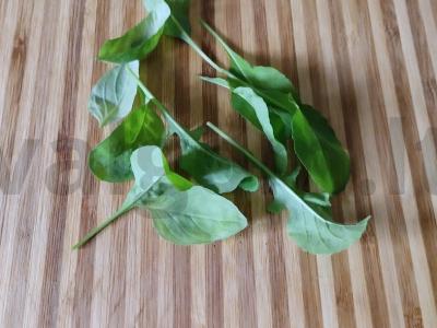 Paprastas salotas iš vyšnininių pomidorų, avokado, rukolos ir paprikos Žingsnis 4