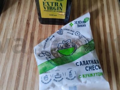 Paprastas salotas iš vyšnininių pomidorų, avokado, rukolos ir paprikos Žingsnis 5