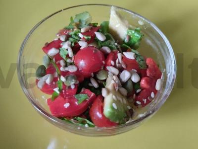 Paprastas salotas iš vyšnininių pomidorų, avokado, rukolos ir paprikos pagrindine nuotrauka