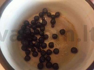 Gėrimas su juodųjų serbentų uogomis ir mandarinų Žingsnis 1