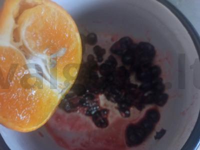 Gėrimas su juodųjų serbentų uogomis ir mandarinų Žingsnis 2