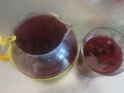 Gėrimas su juodųjų serbentų uogomis ir mandarinų pagrindine nuotrauka