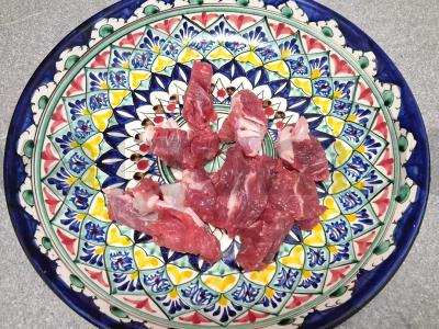 Troškinta jautiena su sojų padažu ir marinuotais svogūnais Žingsnis 1