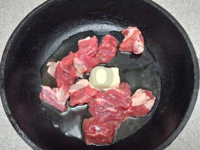 Troškinta jautiena su sojų padažu ir marinuotais svogūnais Žingsnis 3