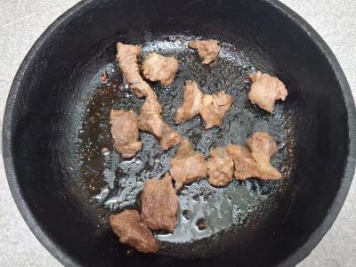 Troškinta jautiena su sojų padažu ir marinuotais svogūnais Žingsnis 4