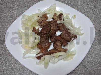 Troškinta jautiena su sojų padažu ir marinuotais svogūnais Žingsnis 5