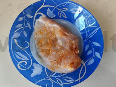 Salotas su vištiena ir rūkytu sūriu Žingsnis 5