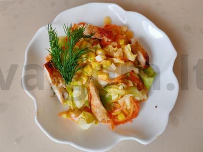 Salotas su vištiena ir rūkytu sūriu pagrindine nuotrauka