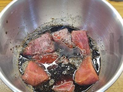 Salotos su tunu, vyšniniais pomidorais ir garstyčių padažu Žingsnis 1