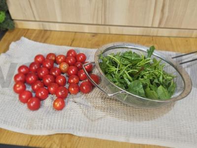 Salotos su tunu, vyšniniais pomidorais ir garstyčių padažu Žingsnis 3