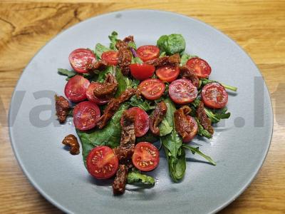 Salotos su tunu, vyšniniais pomidorais ir garstyčių padažu Žingsnis 7