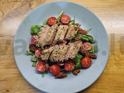 Salotos su tunu, vyšniniais pomidorais ir garstyčių padažu pagrindine nuotrauka