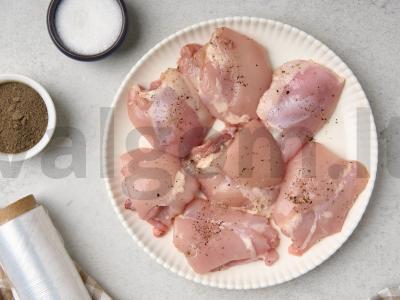 Troškinti vištienos šlaunelės su bulvėmis Žingsnis 1