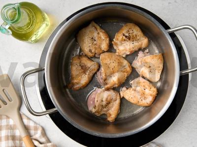 Troškinti vištienos šlaunelės su bulvėmis Žingsnis 3