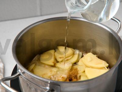 Troškinti vištienos šlaunelės su bulvėmis Žingsnis 6