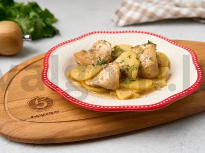 Troškinti vištienos šlaunelės su bulvėmis pagrindine nuotrauka