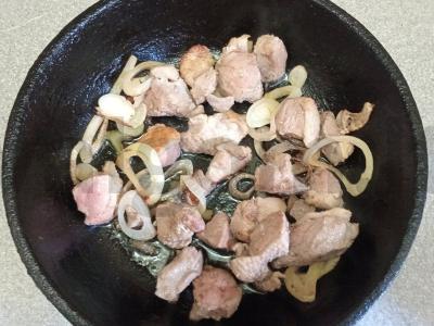 Plovas su antis krūtinėlė, džiovintomis morkomis ir česnaku Žingsnis 3