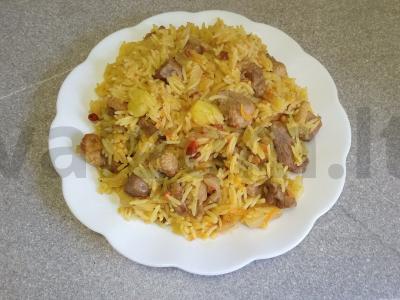 Plovas su antis krūtinėlė, džiovintomis morkomis ir česnaku pagrindine nuotrauka